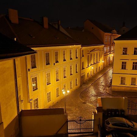 Velke Studio Na Velkem Namesti S Vybavenou Kuchyni Hradec Kralove Exterior photo